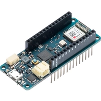 Ein grünes Arduino-Board mit verschiedenen elektronischen Komponenten, Pins und einem USB-Anschluss liegt auf einer weißen Oberfläche.